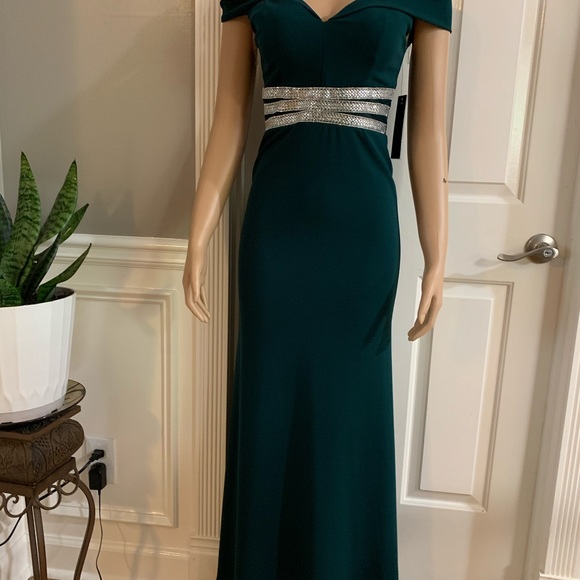 Women’s junior off- the shoulder dress size (S) - Picture 6 of 11